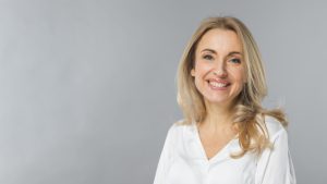 mulher loira com roupa branca