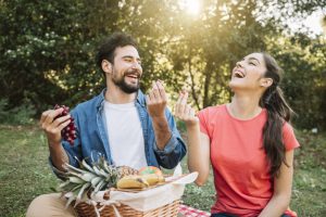 casal fazendo piquenique ao ar livre