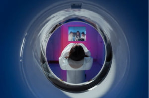 Paciente realiza exame de medicina nuclear com o acompanhamento de radiologistas.