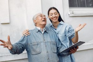 Garota e idoso sorrindo