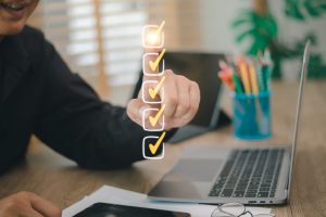 Homem apontando dedo para checklist