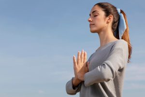 Mulher meditando