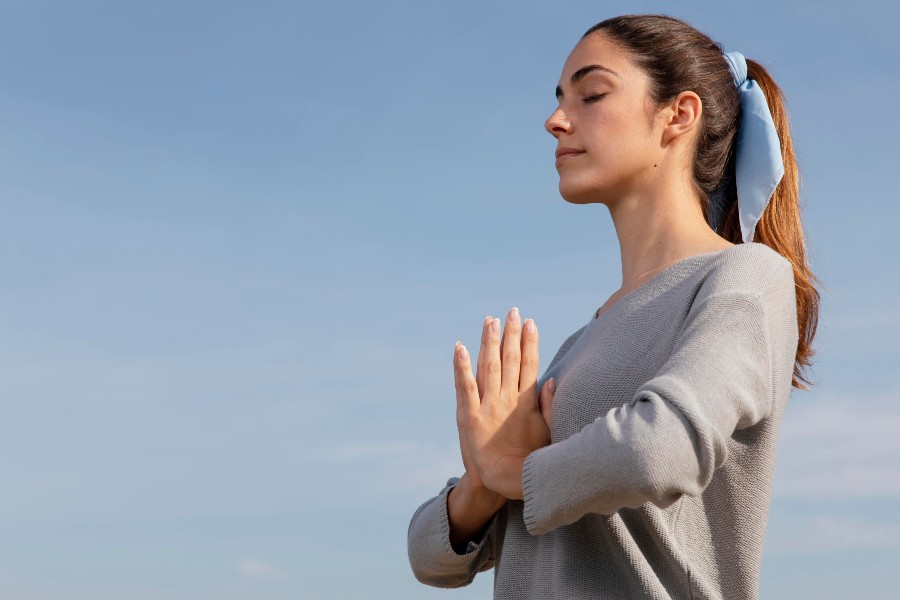 Mulher meditando
