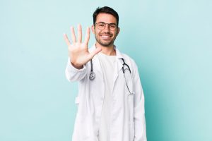 Médico mostrando cinco dedos.