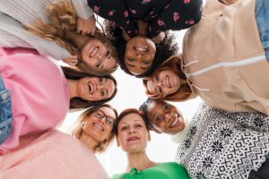 Roda de mulheres sorrindo.