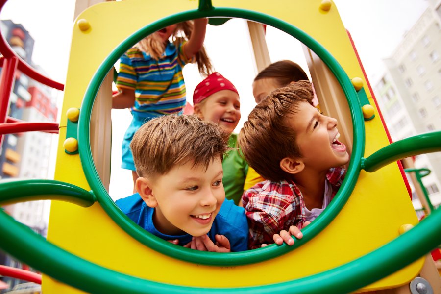Grupo de crianças brincando no playground.